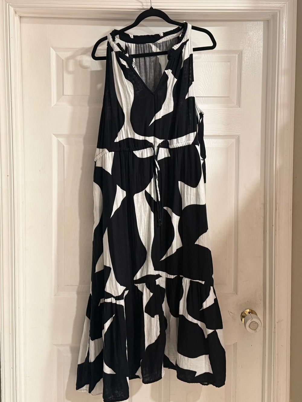 Black & White Abstract Maxi Dress - Women's Sleeveless Tie-Waist size M-L